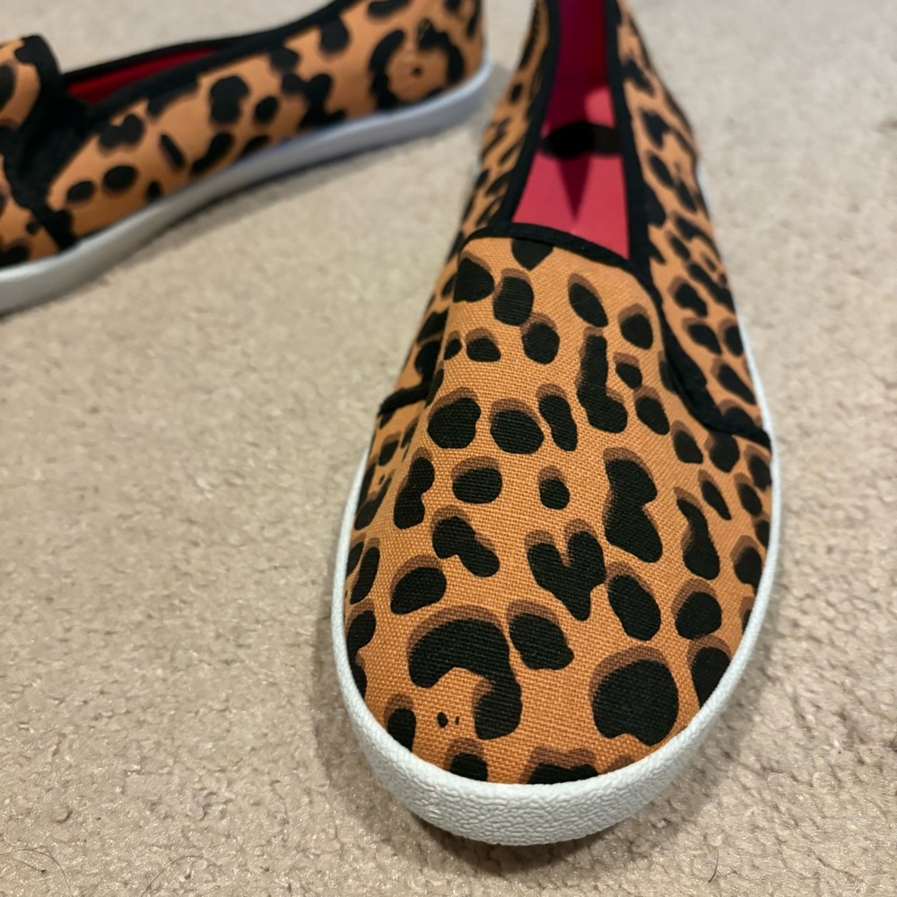 Avon NEW Leopard Print Slip-On Women's Shoes Whimsical Espadrilla Slippers 9 Fun